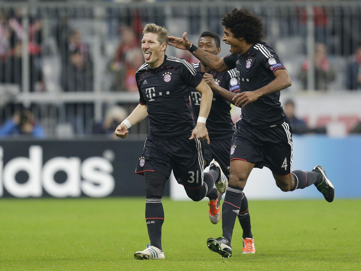 Bastian Schweinsteiger so spoluhráčmi oslavuje úvodný gól zápasu