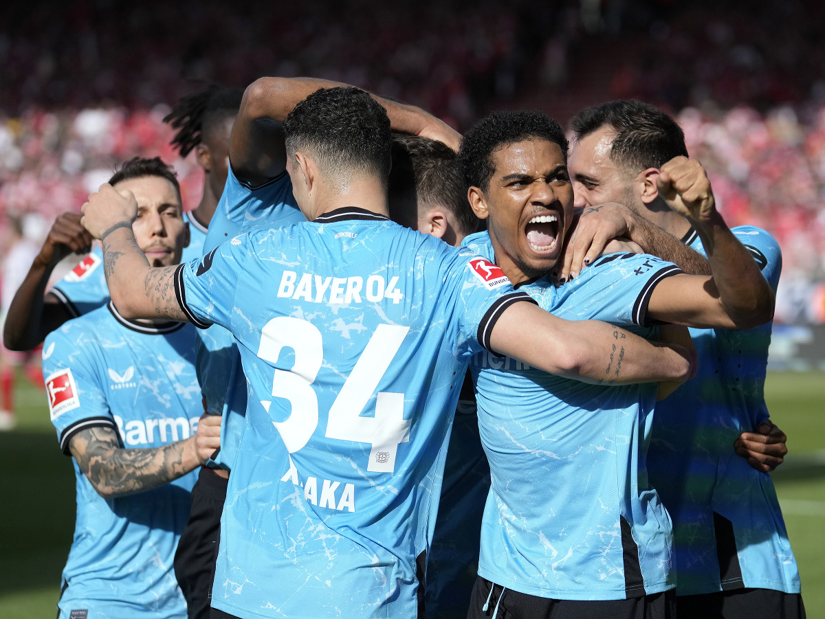 Hráči Bayeru Leverkusen oslavujú gól