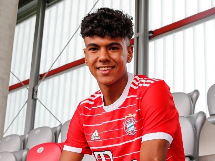 Adam Aznou podpísal zmluvu s Bayernom Mníchov