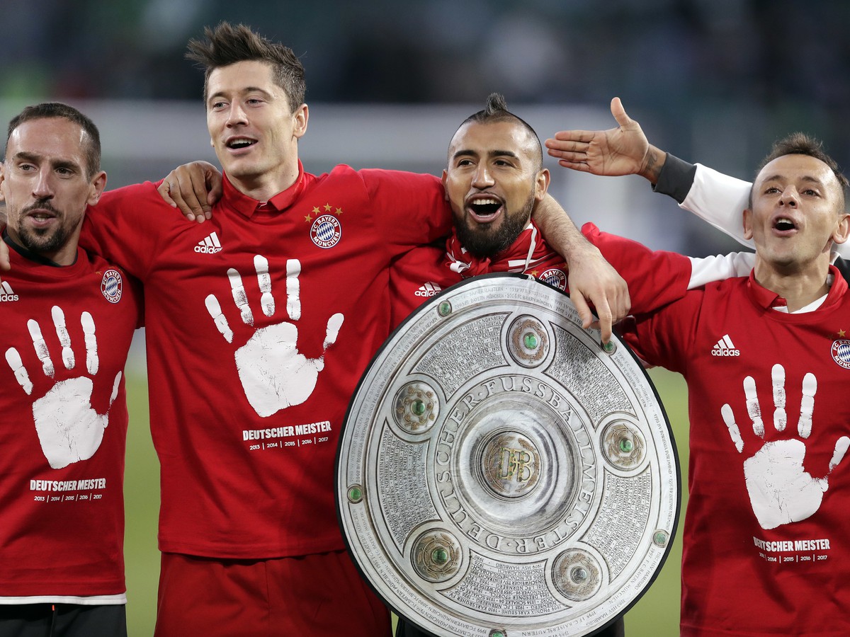 Hráči Bayernu oslavujú piaty titul v rade