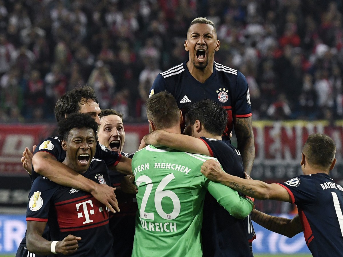 Hráči Bayernu oslavujú postup