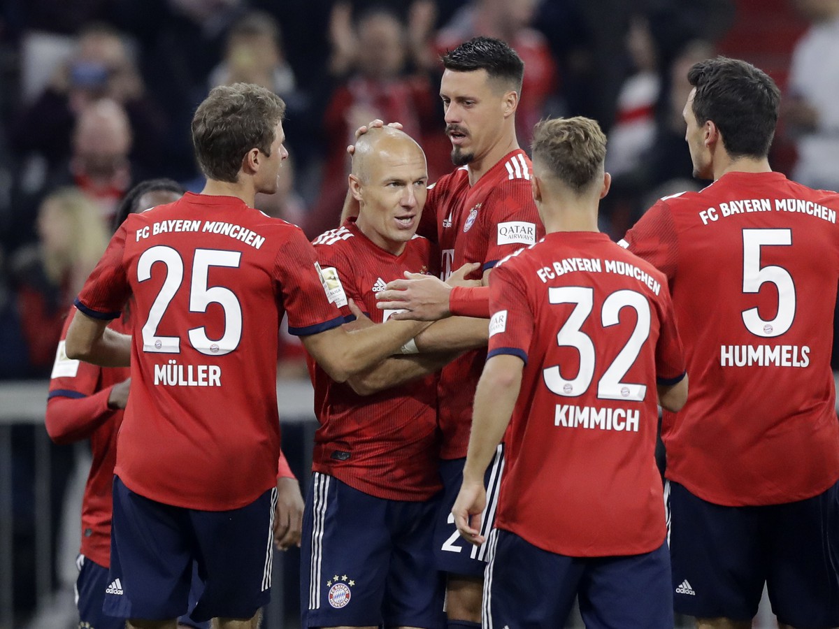 Arjen Robben (uprostred) z Bayernu Mníchov sa teší po úvodnom góle