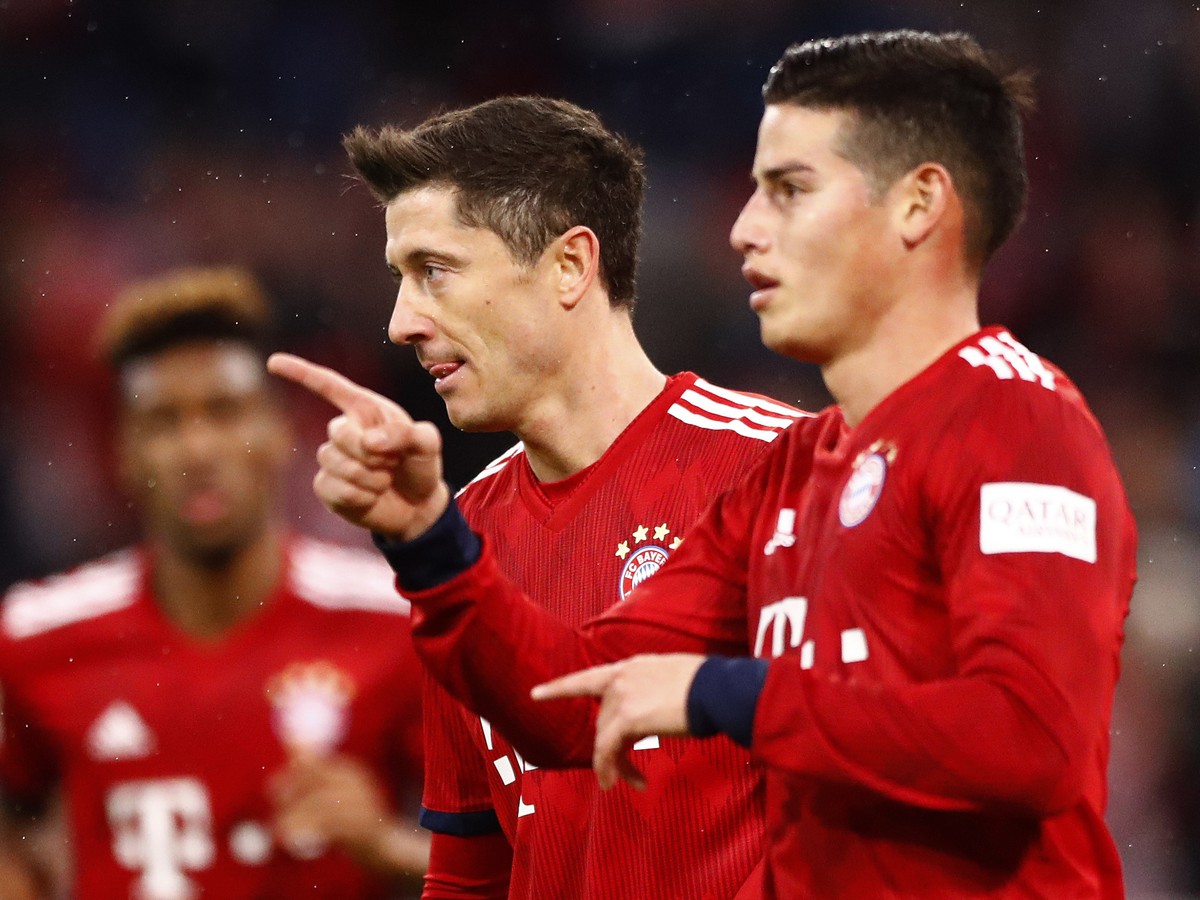 Futbalisti Bayernu Mníchov Robert Lewandowski a James Rodríguez