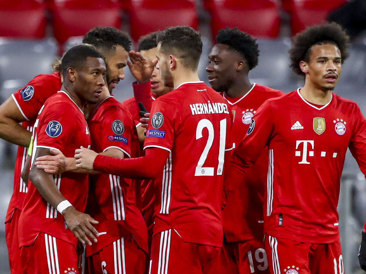 Futbalisti Bayernu Mníchov sa tešia z gólu 