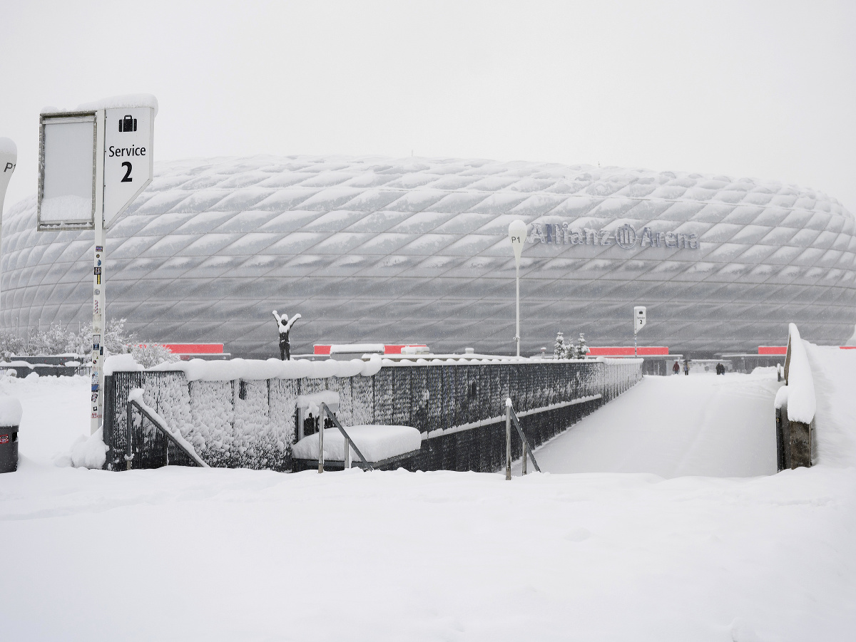Mníchovská Allianz Arena pod snehom