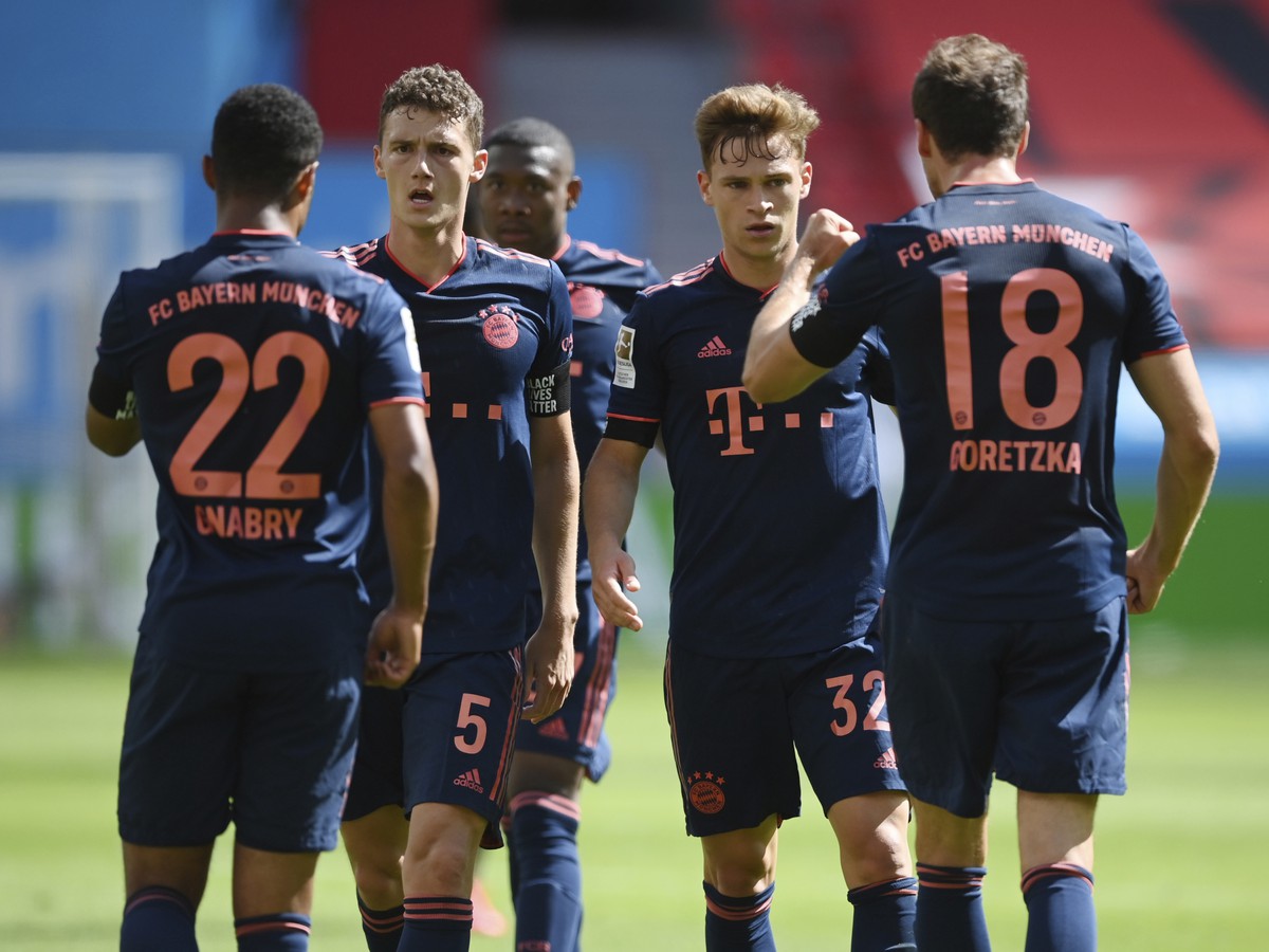 Futbalisti mníchovského Bayernu po strelení gólu