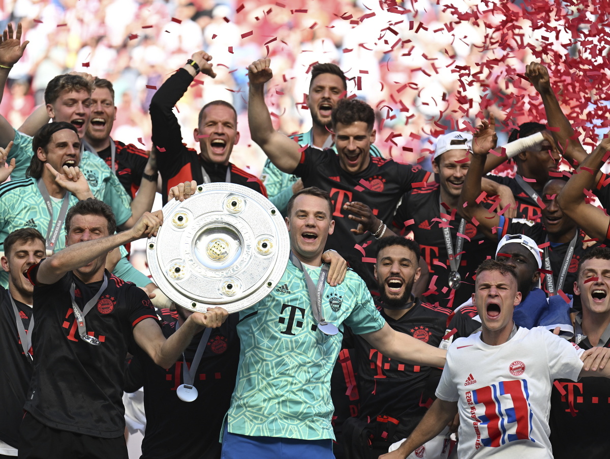 Futbalisti Bayernu Mníchov s trofejou pre víťaza Bundesligy