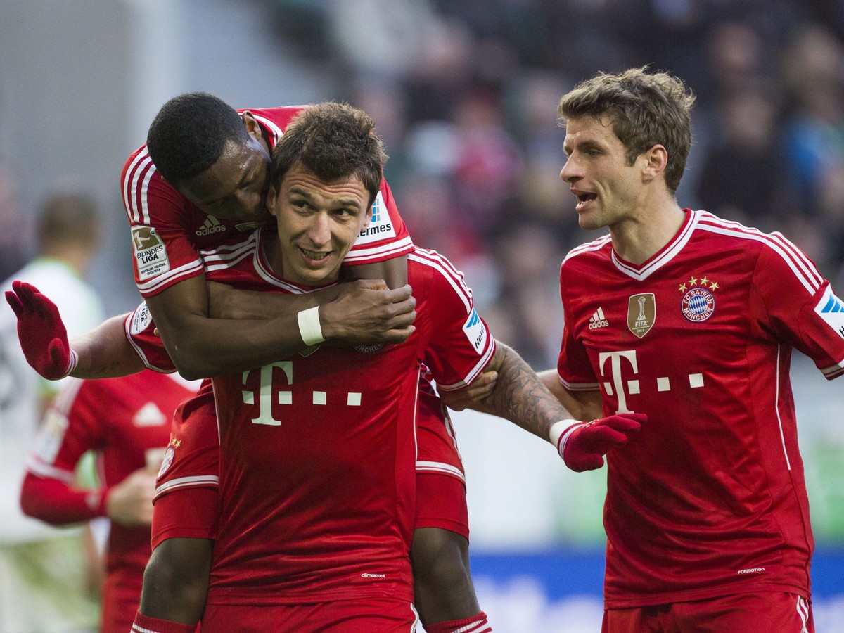 Mario Mandžukič so spoluhráčmi oslavuje gól Bayernu