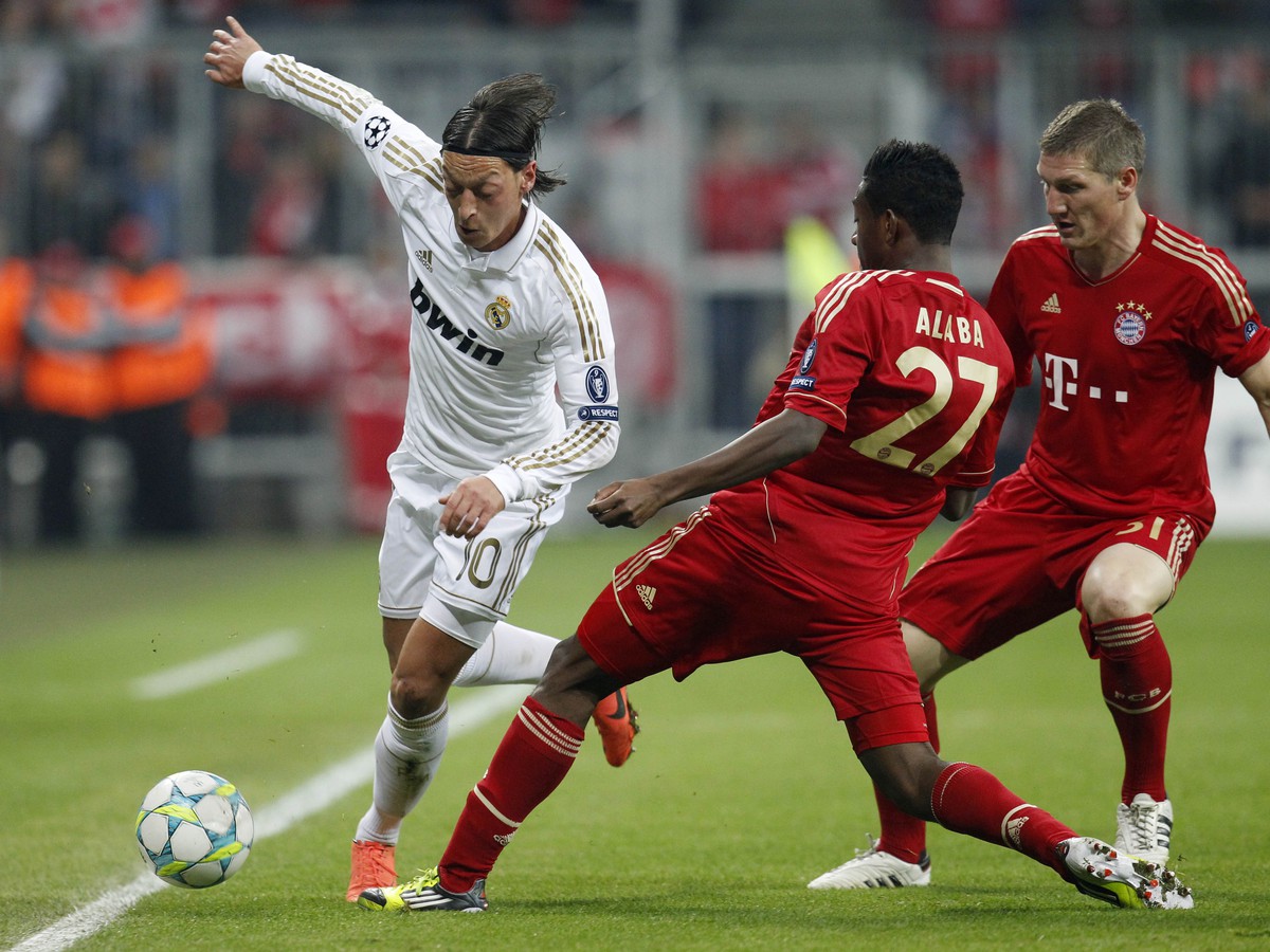 Mesut Özil a David Alaba v súboji