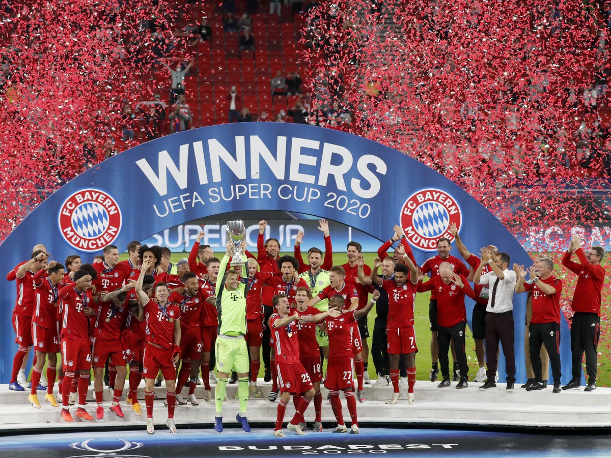 Na snímke hráči Bayernu Mníchov oslavujú s trofejou víťazstvo v zápase o Superpohár UEFA