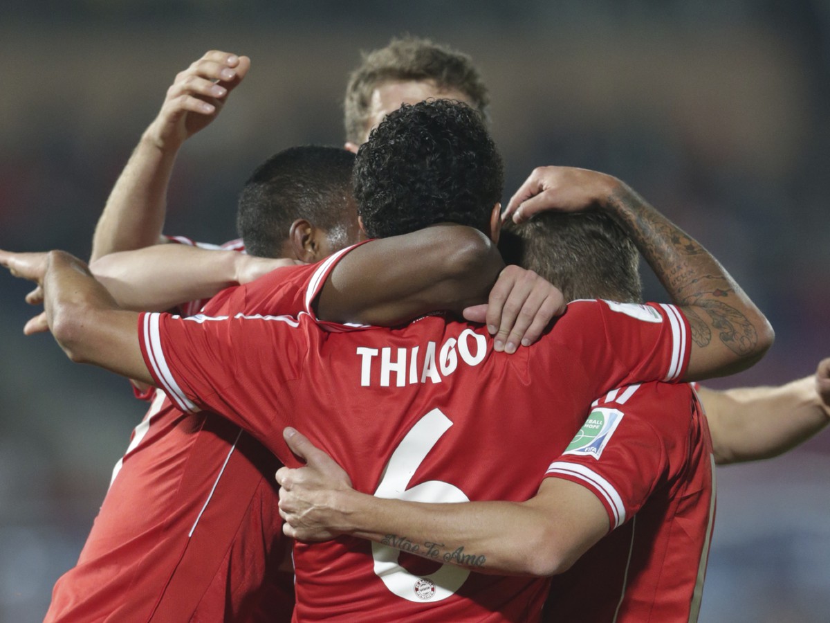 Thiago Alcantara so spoluhráčmi oslavuje gól Bayernu