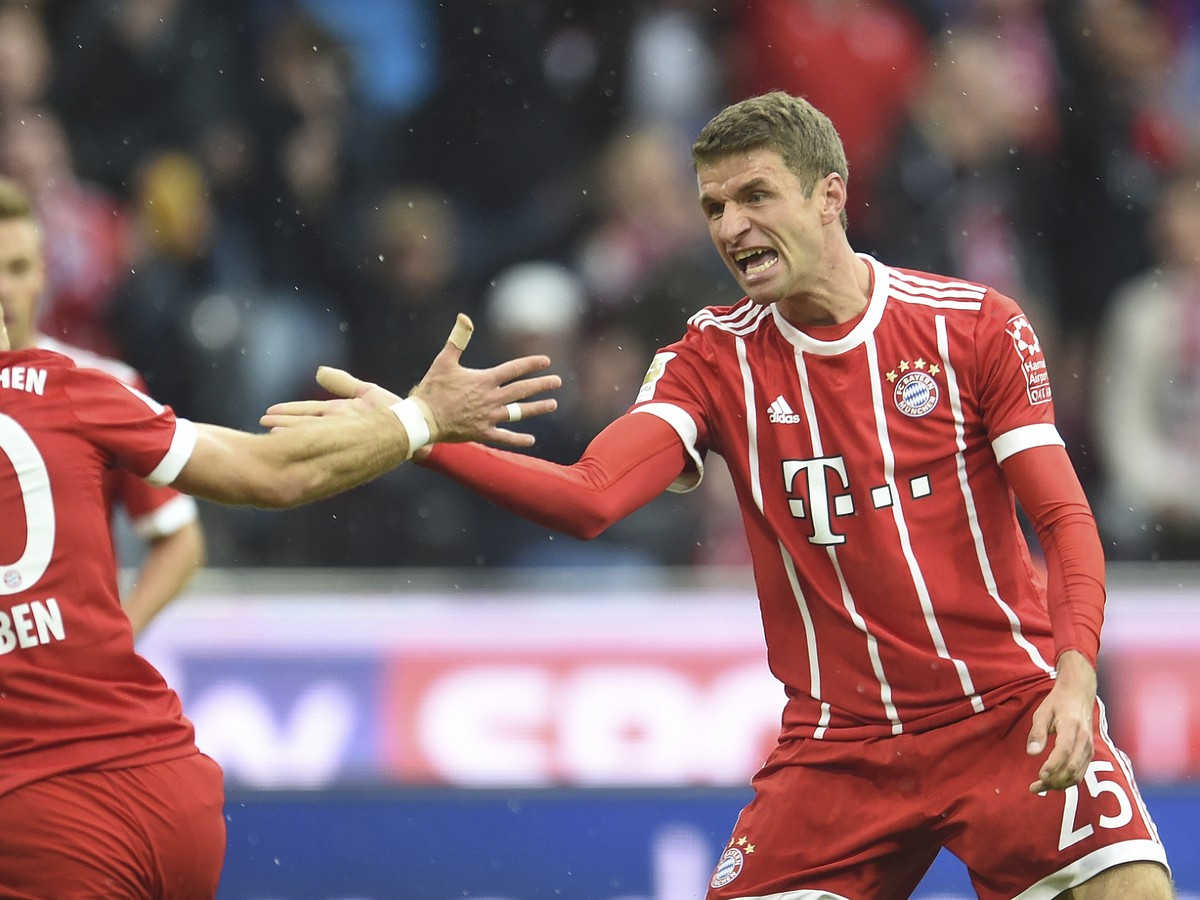 Arjen Robben a Thomas Müller oslavujú gól