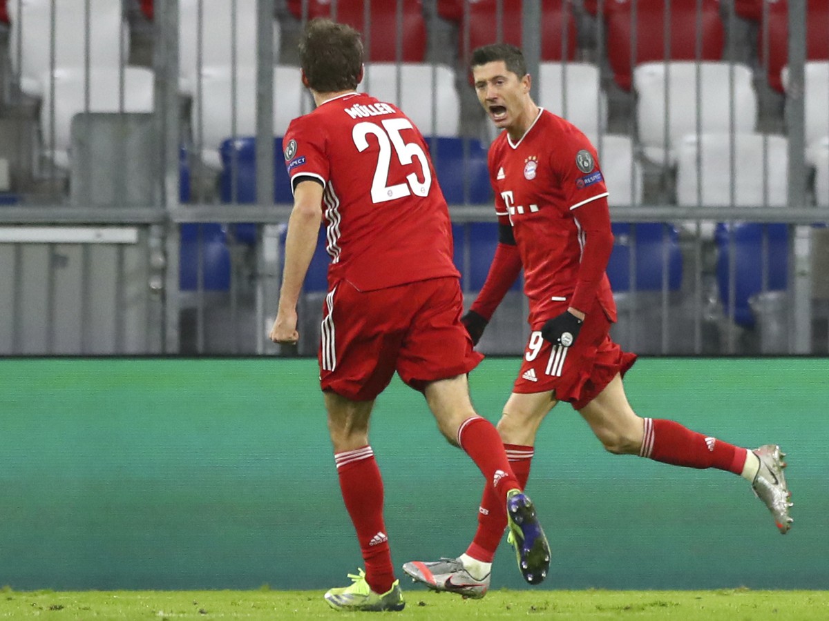 Robert Lewandowski a Thomas Müller oslavujú gól Bayernu