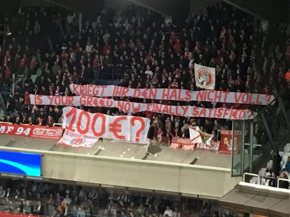 Nespokojní fanúšikovia Bayernu s transparentom