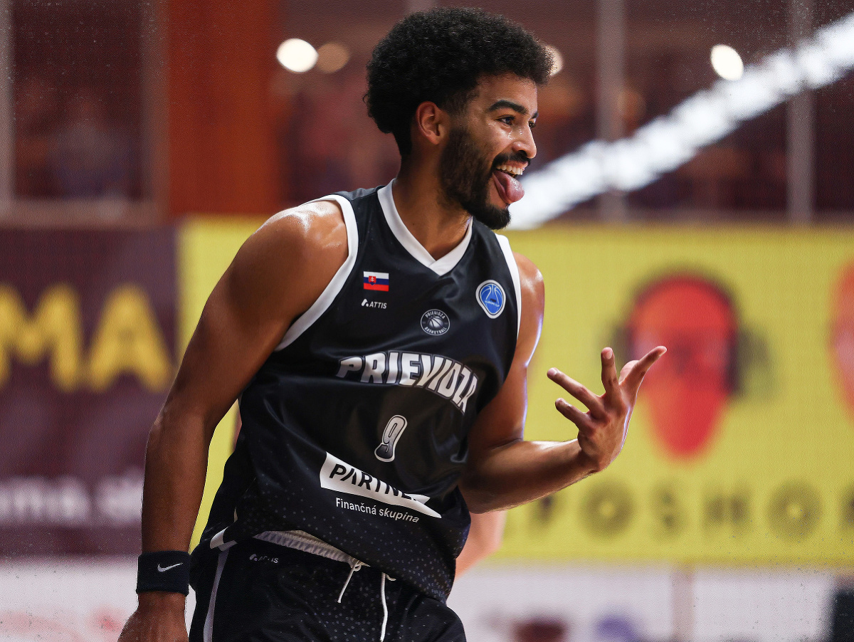 Na snímke hráč BC Prievidza Noah Reynolds sa raduje počas odvetného kvalifikačného zápasu Európskeho pohára FIBA
