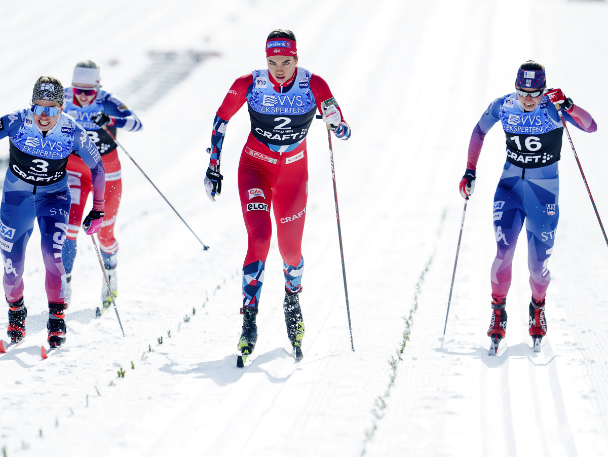 Kristine Stavaas Skistadová (uprostred) smeruje do cieľa na prvom mieste