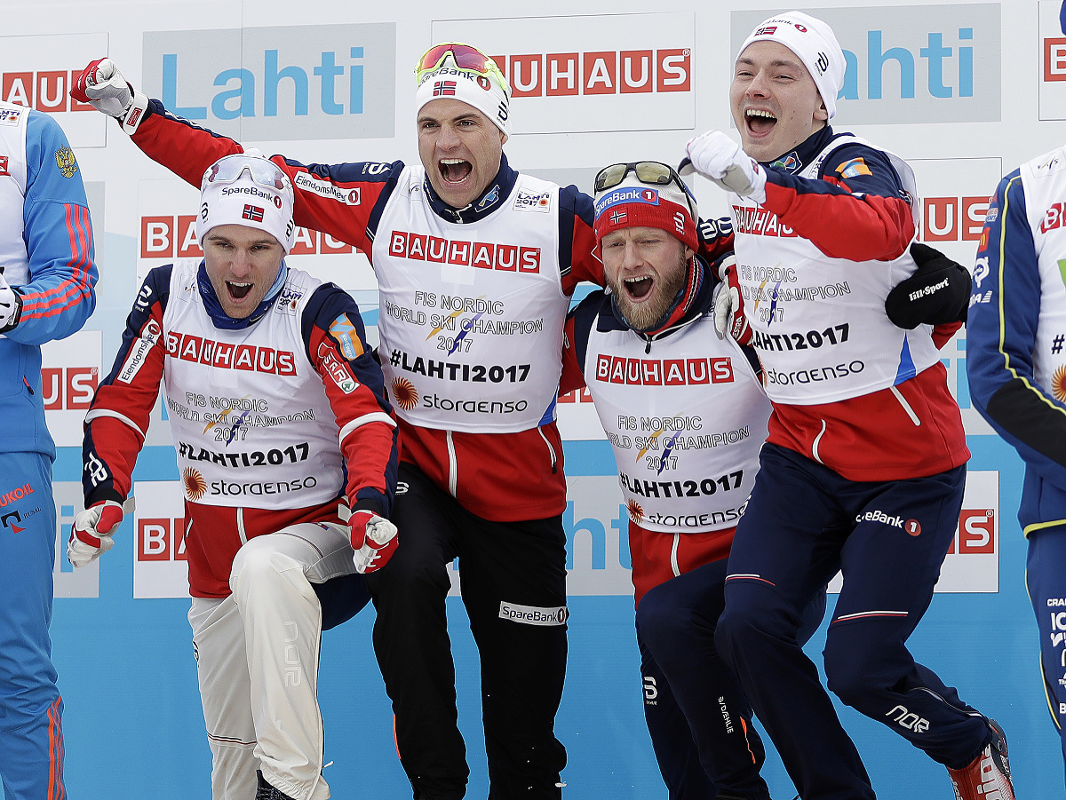 Nórski bežci na lyžiach v zložení Didrik Tönseth, Niklas Dyrhaug, Martin Johnsrud Sundby a Finn Haagen Krogh