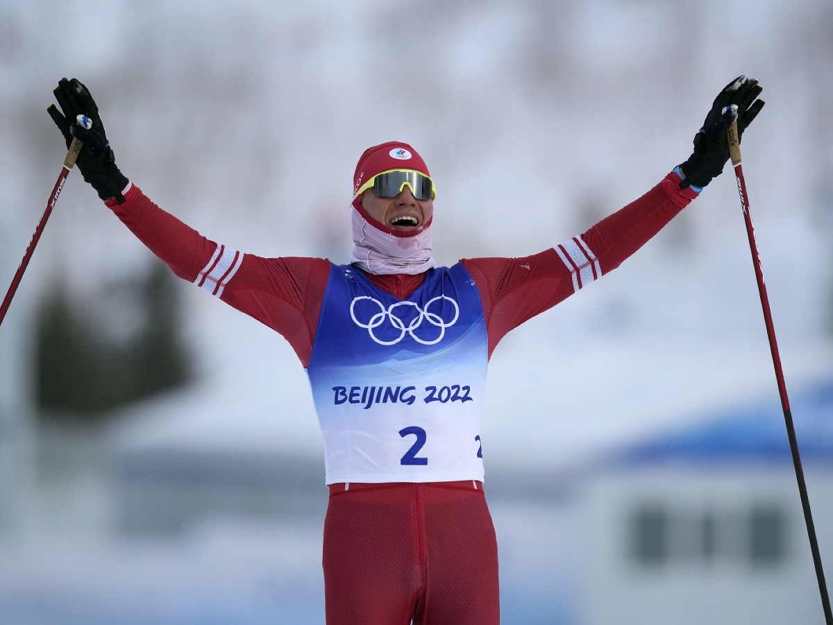 Reprezentant v behu na lyžiach z tímu Ruského olympijského výboru (ROC) Alexander Boľšunov sa teší v cieli zo zisku zlatej olympijskej medaily v pretekoch na 30 km voľnou technikou s hromadným štartom v stredisku Čang-ťia-kchou na ZOH 2022 v Pekingu