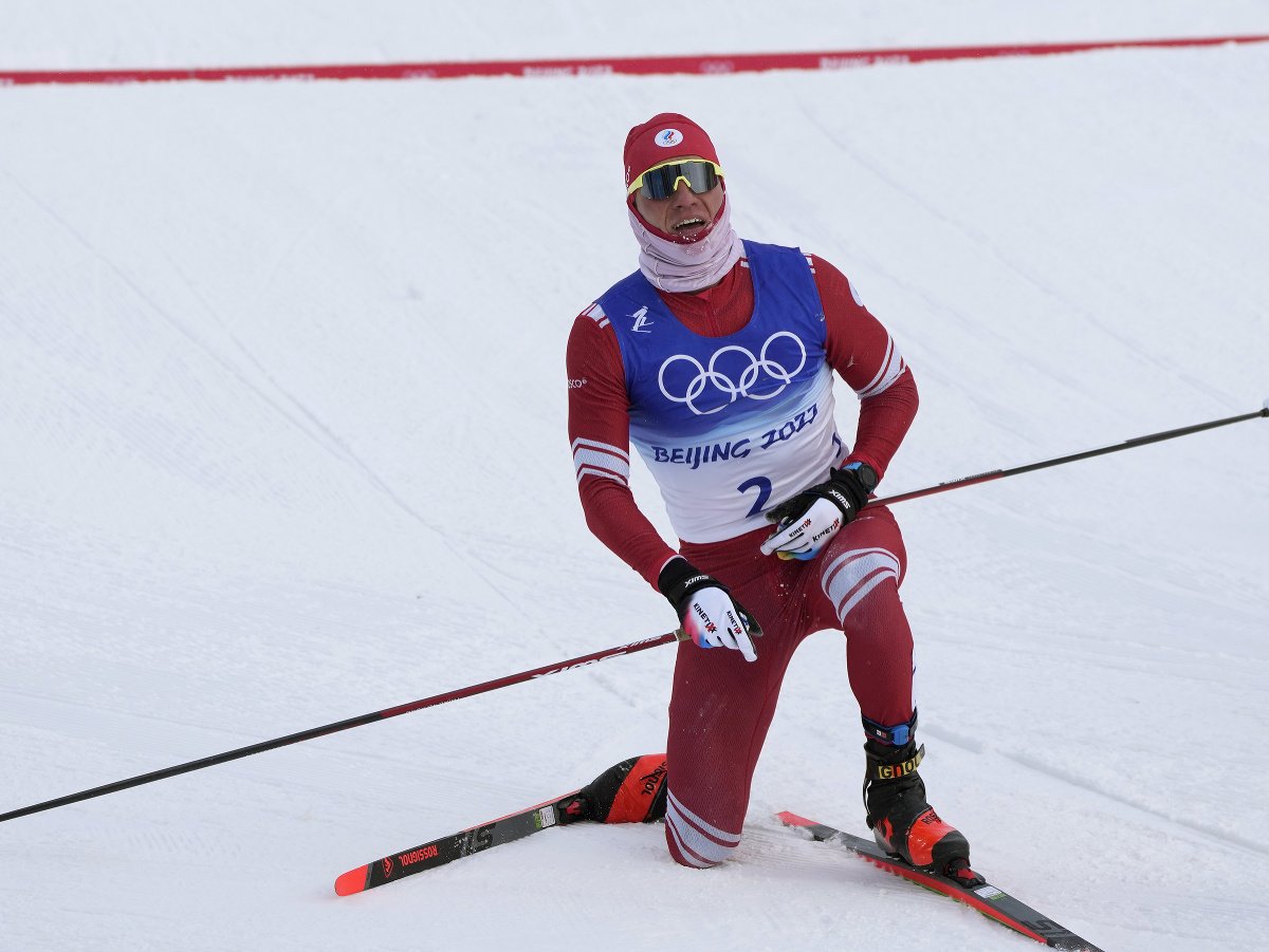 Ruský bežec na lyžiach Alexander Boľšunov získal na ZOH 2022 v Pekingu zlatú medailu v skrátených sobotných pretekoch na 30 km voľnou technikou s hromadným štartom