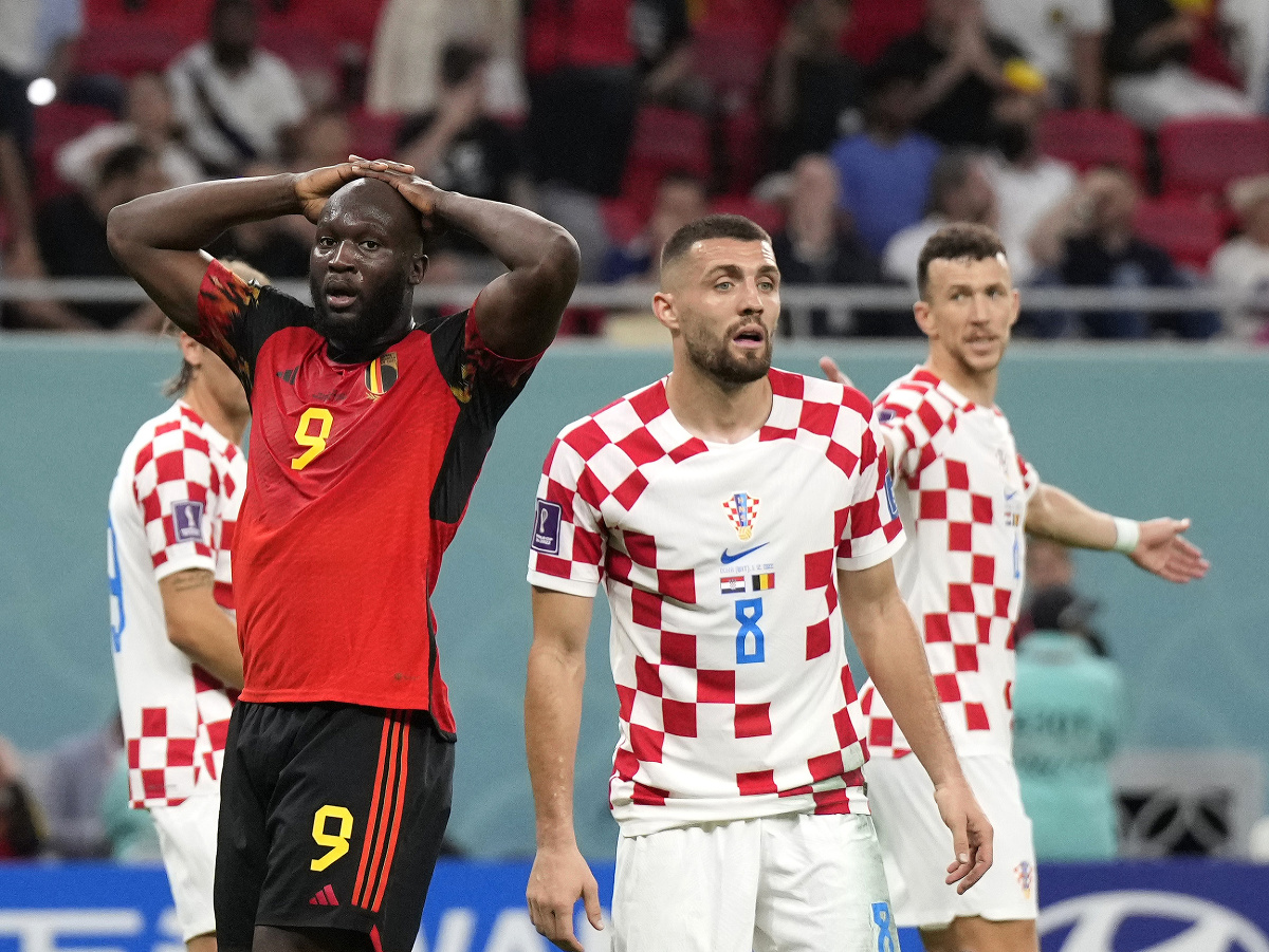 Belgický futbalista Romelu Lukaku (vľavo) reaguje po nepremenenej šanci v súboji s Chorvátskom
