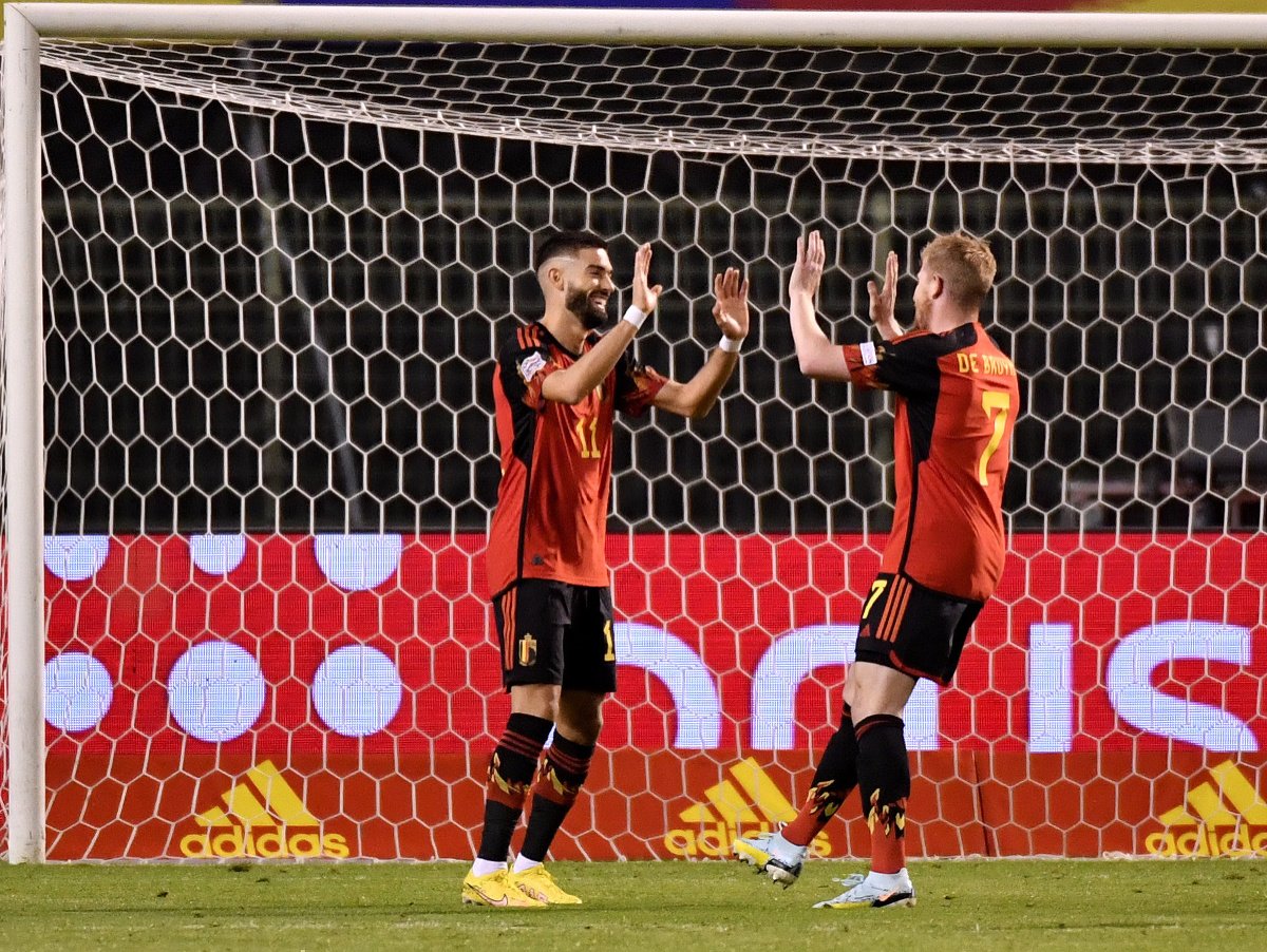 Na snímke vpravo hráč Belgicka Kevin De Bruyne oslavuje gól