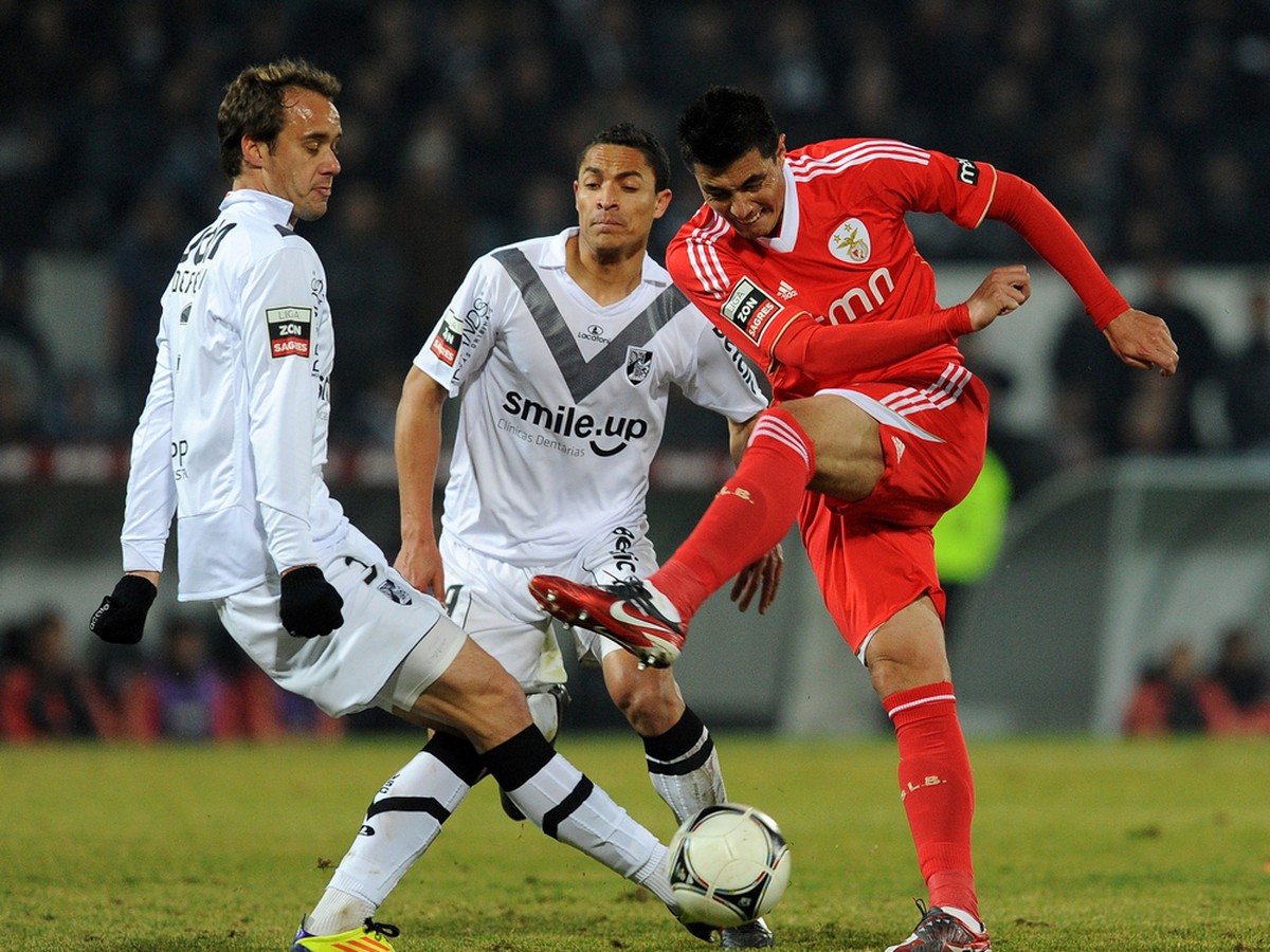 Jedna z najväčších hviezd Benfiky Lisabon Oscar Cardozo (v červenom) v poslednom ligovom vystúpení na pôde Guimaraes (20.2.)