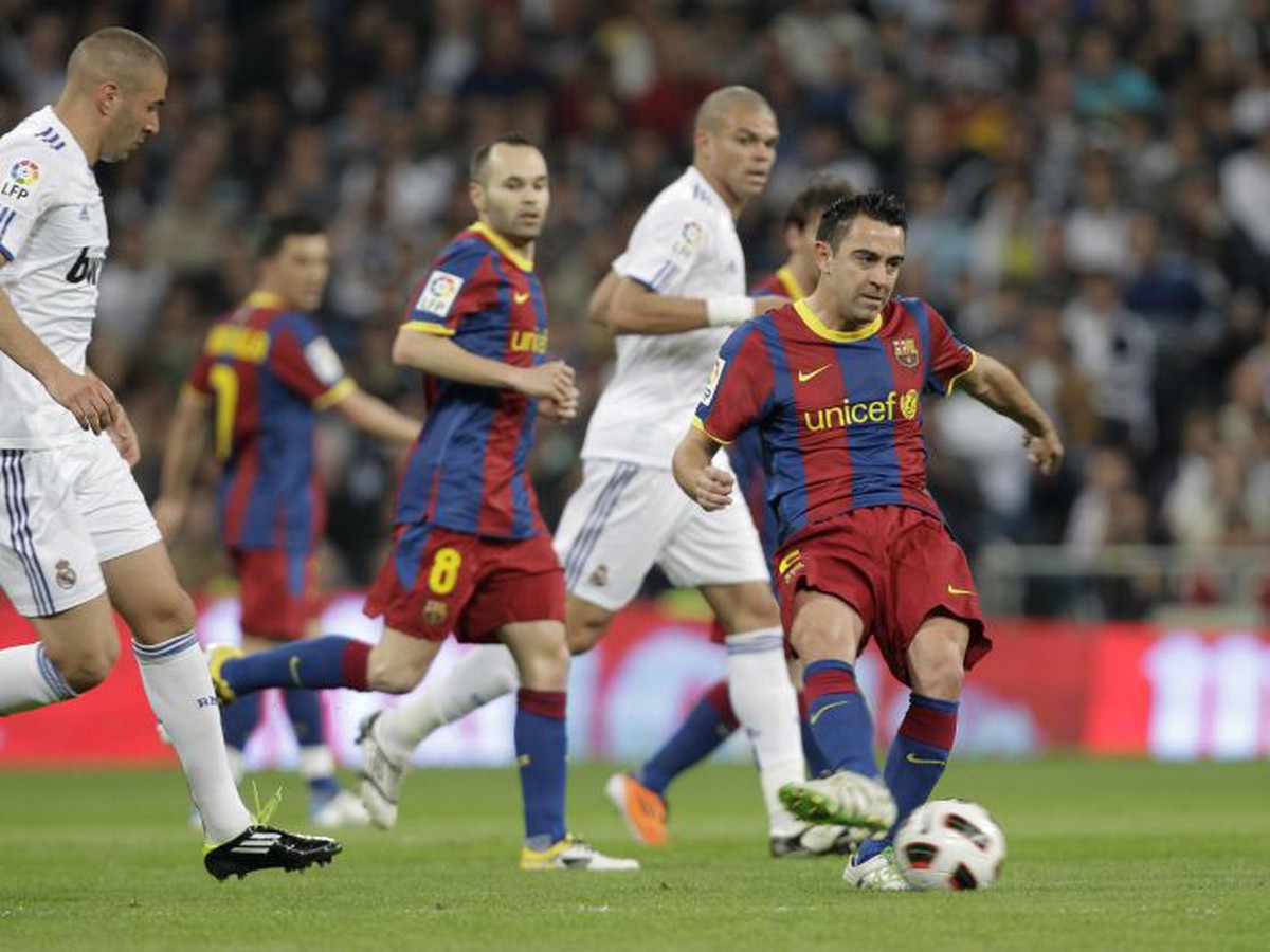 Xavi zakladá útok, sleduje ho Benzema