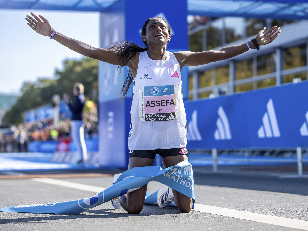 Nádherné emócie Tigst Assefovej v cieli Berlínskeho maratónu