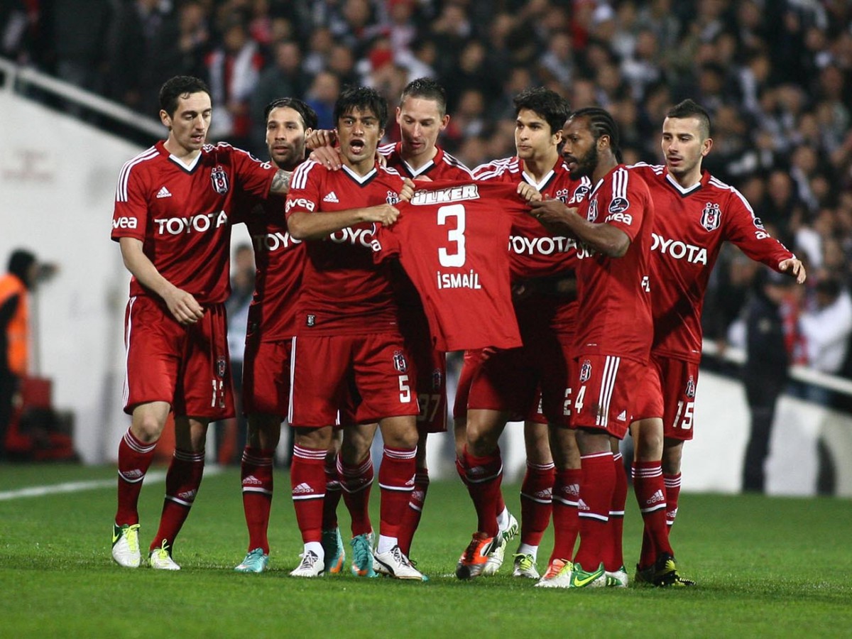 Futbalisti Besiktasu oslavujú s replikou dresu Ismaila Köybasiho