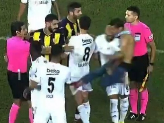 Futbalový chuligán zaútočil na futbalistu Besiktasu Saliho Uçana