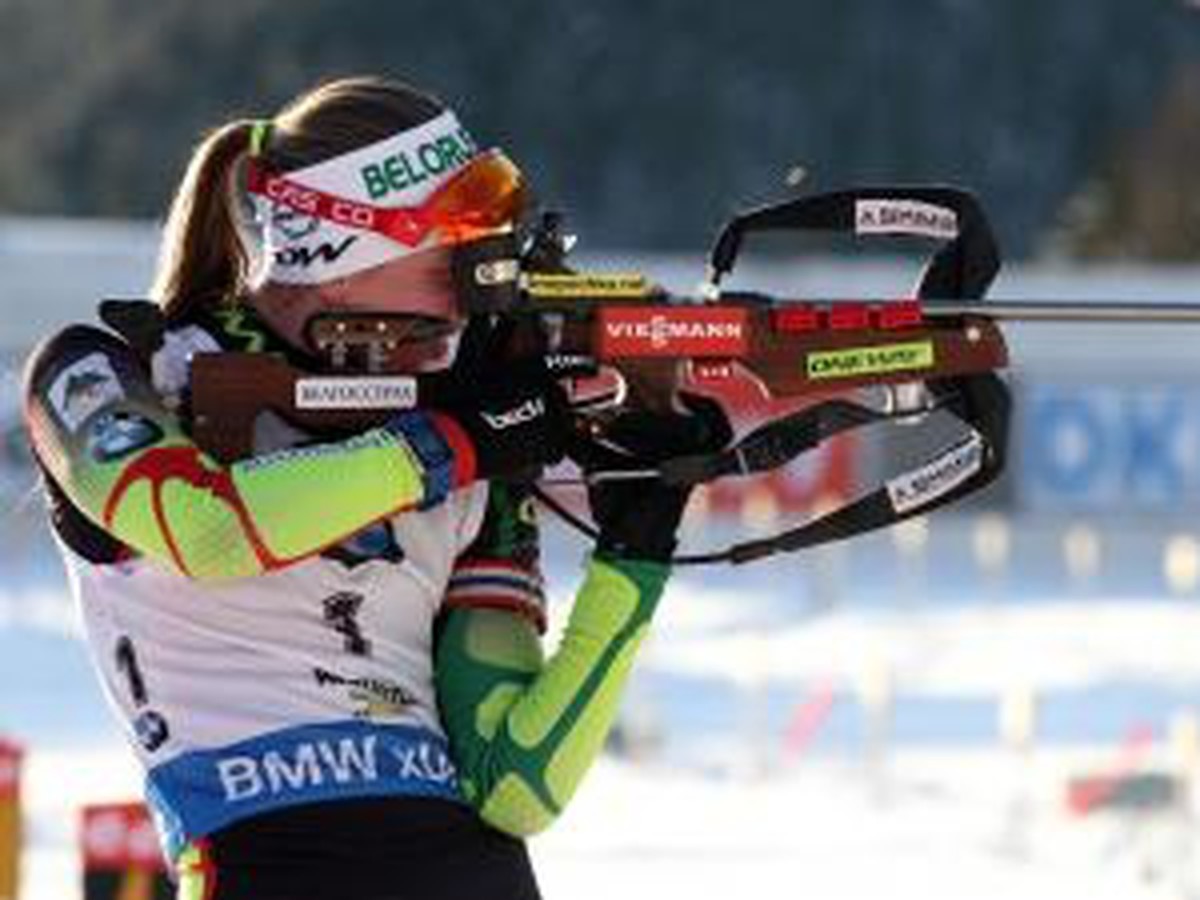 Darja Domračevová na strelnici v stíhacích pretekoch 6. kola Svetového pohára v talianskej Anterselve