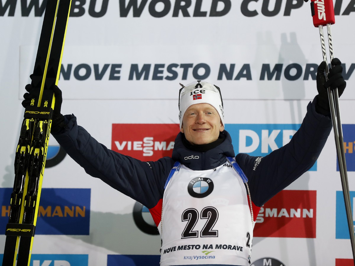 Nórsky biatlonista Johannes Thingnes Bö oslavuje na pódiu po jeho víťazstve v šprinte mužov