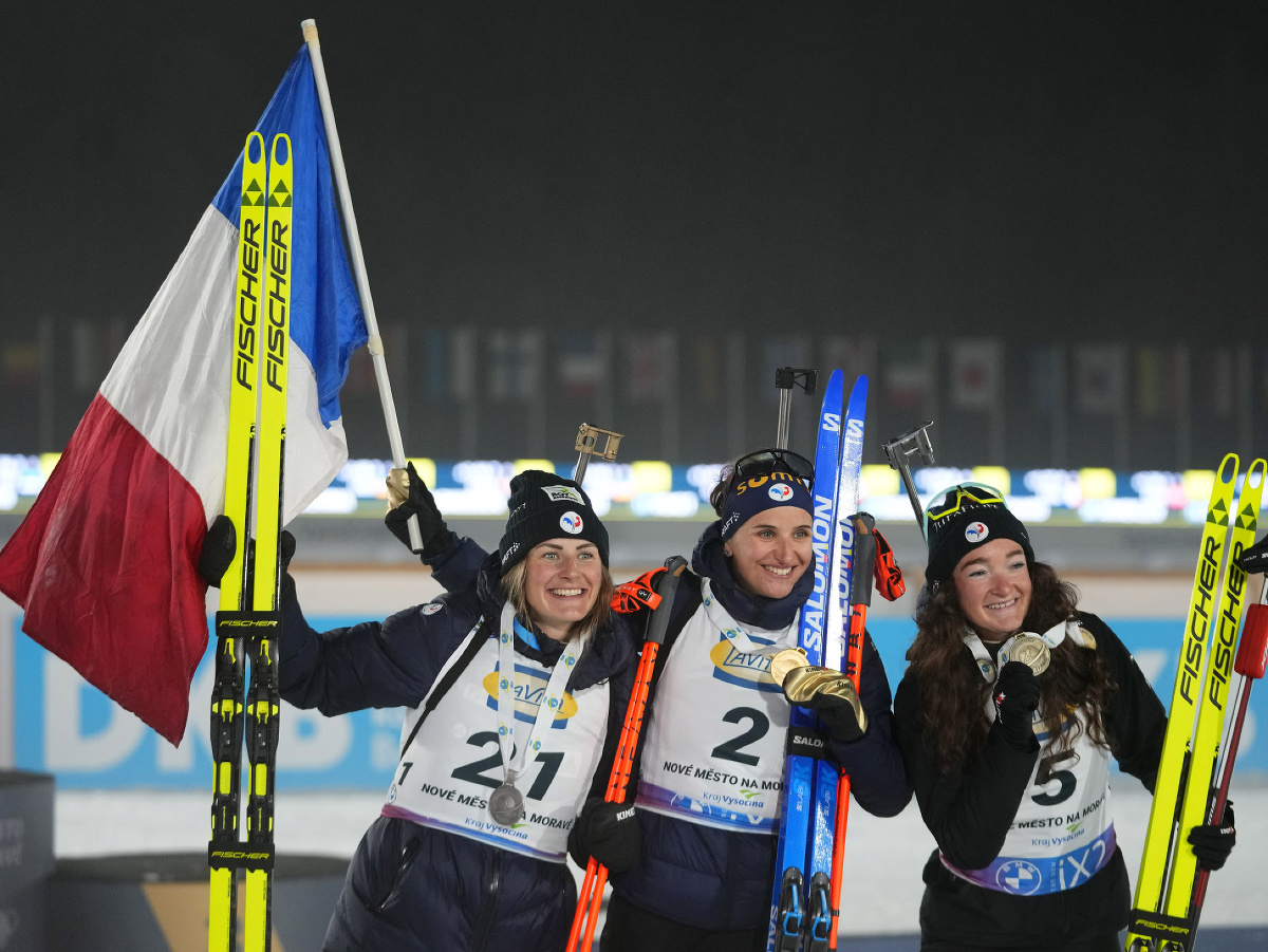 Na snímke francúzska biatlonistka Julia Simonová (v strede) oslavuje víťazstvo, vľavo strieborná jej krajanka Justine Braisazová-Bouchetová a vpravo bronzová ďalšia Francúzka Lou Jeanmonnotová
