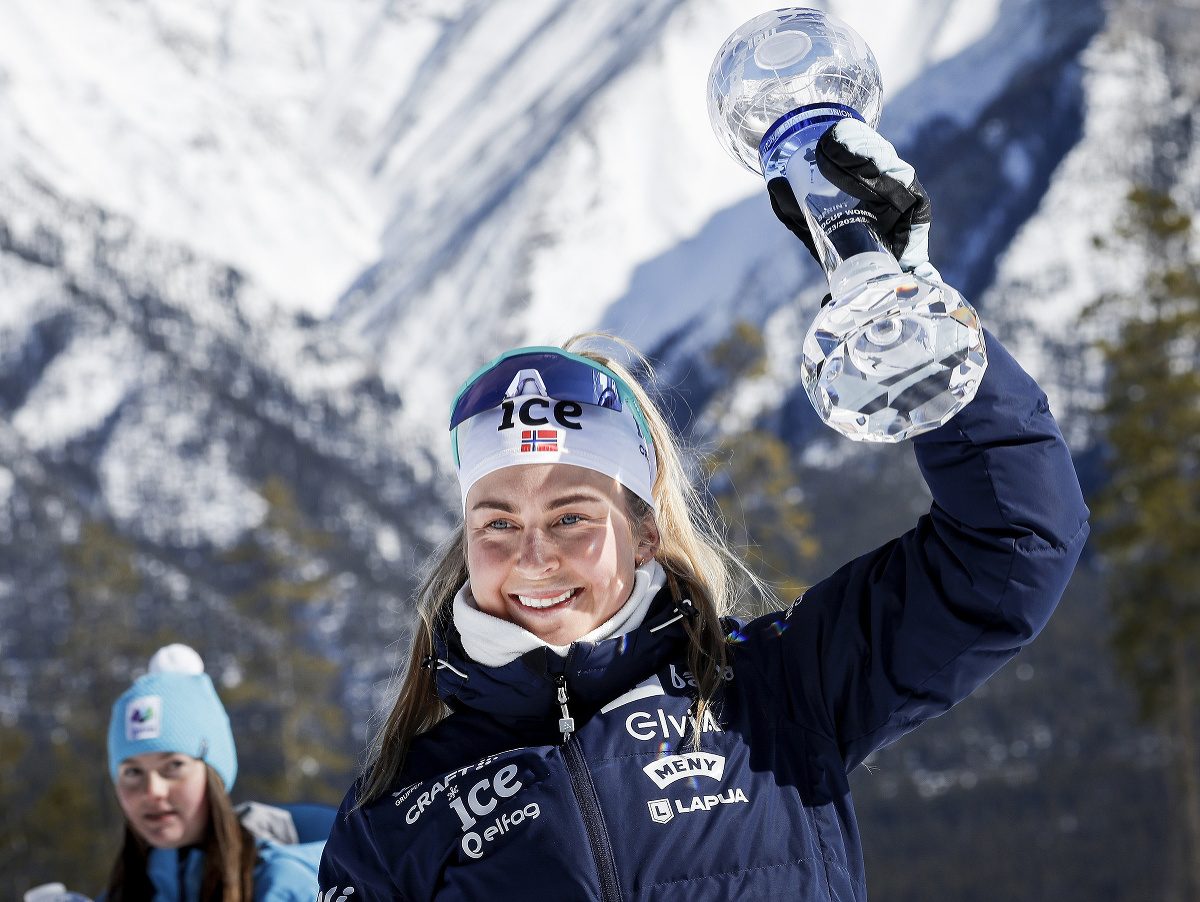 Nórka Ingrid Landmark Tandrevoldová pózuje s malým glóbusom za celkový triumf v hodnotení šprintu v tejto sezóne Svetového pohára 