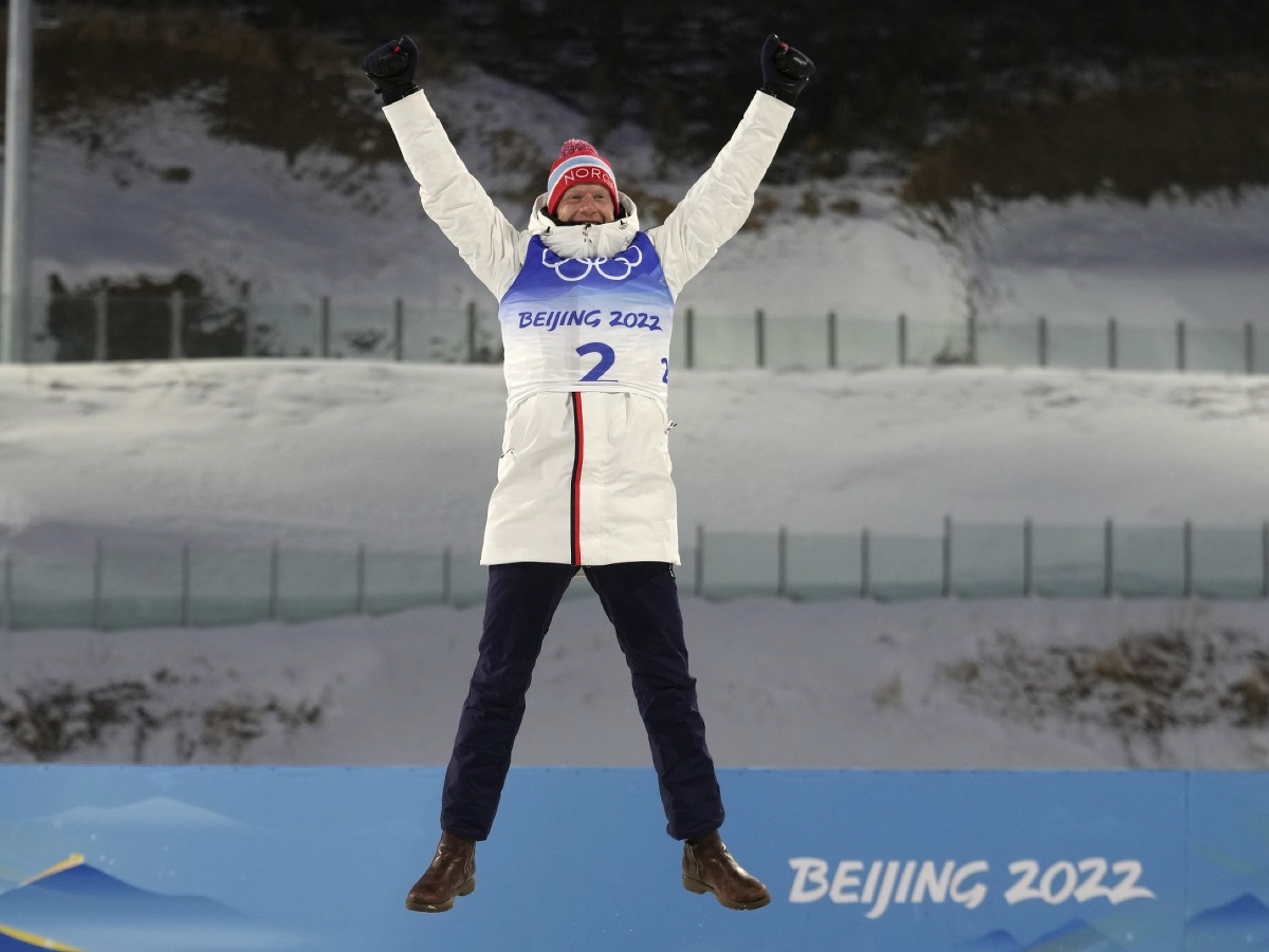 Nórsky biatlonista Johannes Thingnes Bö (uprostred) sa teší na pódiu zo zisku zlatej medaily v pretekoch s hromadným štartom mužov na 15 km v stredisku Čang-ťia-kchou na ZOH 2022 v Pekingu 
