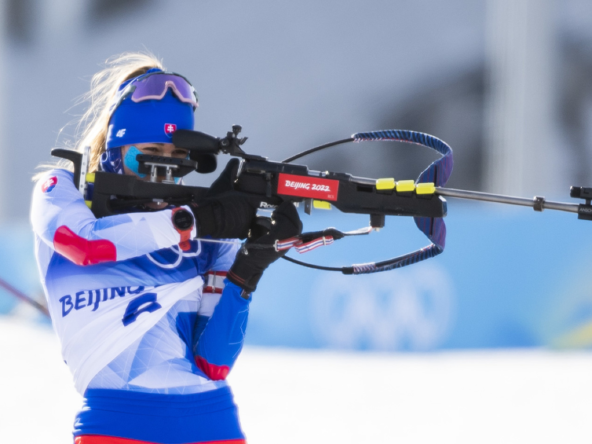 Na snímke slovenská biatlonistka Paulína Fialková počas streľby na vytrvalostných pretekoch žien na 15 km v biatlone na zimných olympijských hrách ZOH 2022 v Pekingu