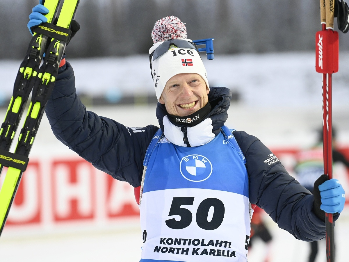 Nórsky biatlonista Johannes Thingnes Bö oslavuje víťazstvo v šprinte 1. kola Svetového pohára vo fínskom Kontiolahti