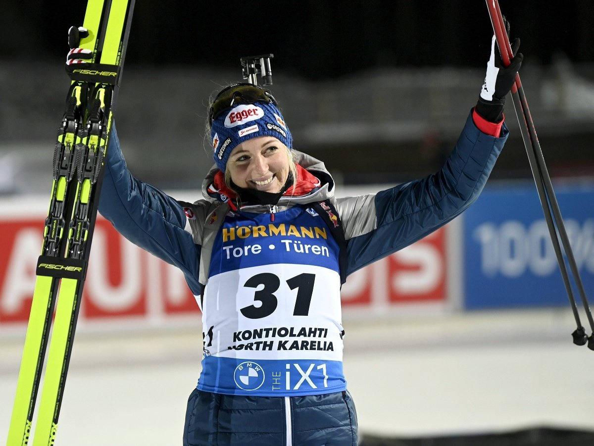 Rakúska biatlonista Lisa Theresa Hauserová oslavuje víťazstvo v šprinte 1. kola Svetového pohára vo fínskom Kontiolahti