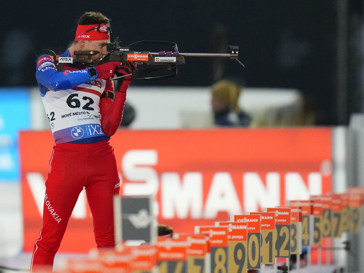 Slovenský biatlonista Tomáš Sklenárik strieľa na strelnici  počas vytrvalostných pretekov mužov na 20 km na majstrovstvách sveta v Novom Meste na Morave
