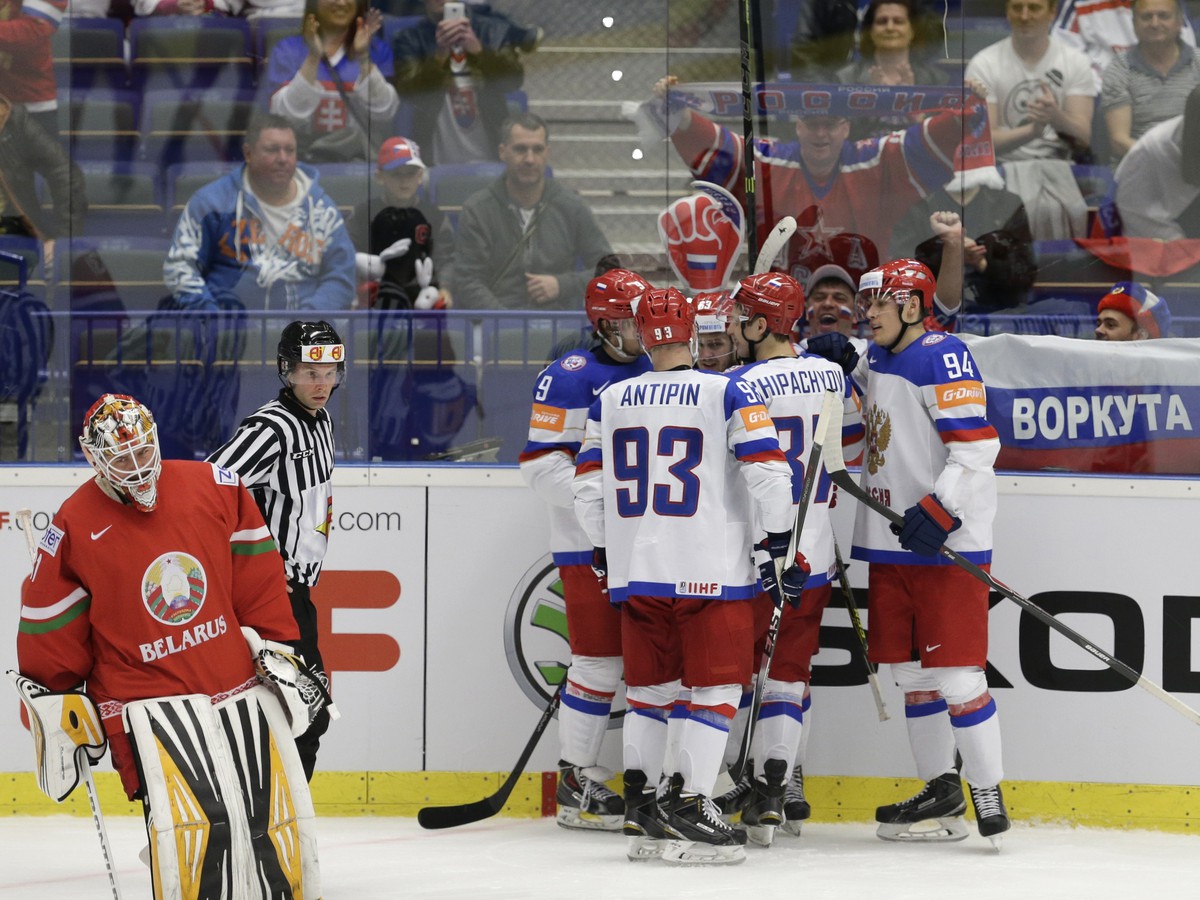 Ruskí hokejisti sa radujú po góle Panarina