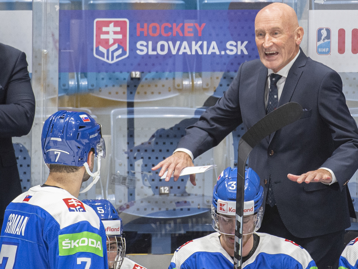 Tréner slovenskej hokejovej reprezentácie Craig Ramsey a vľavo Mário Grman