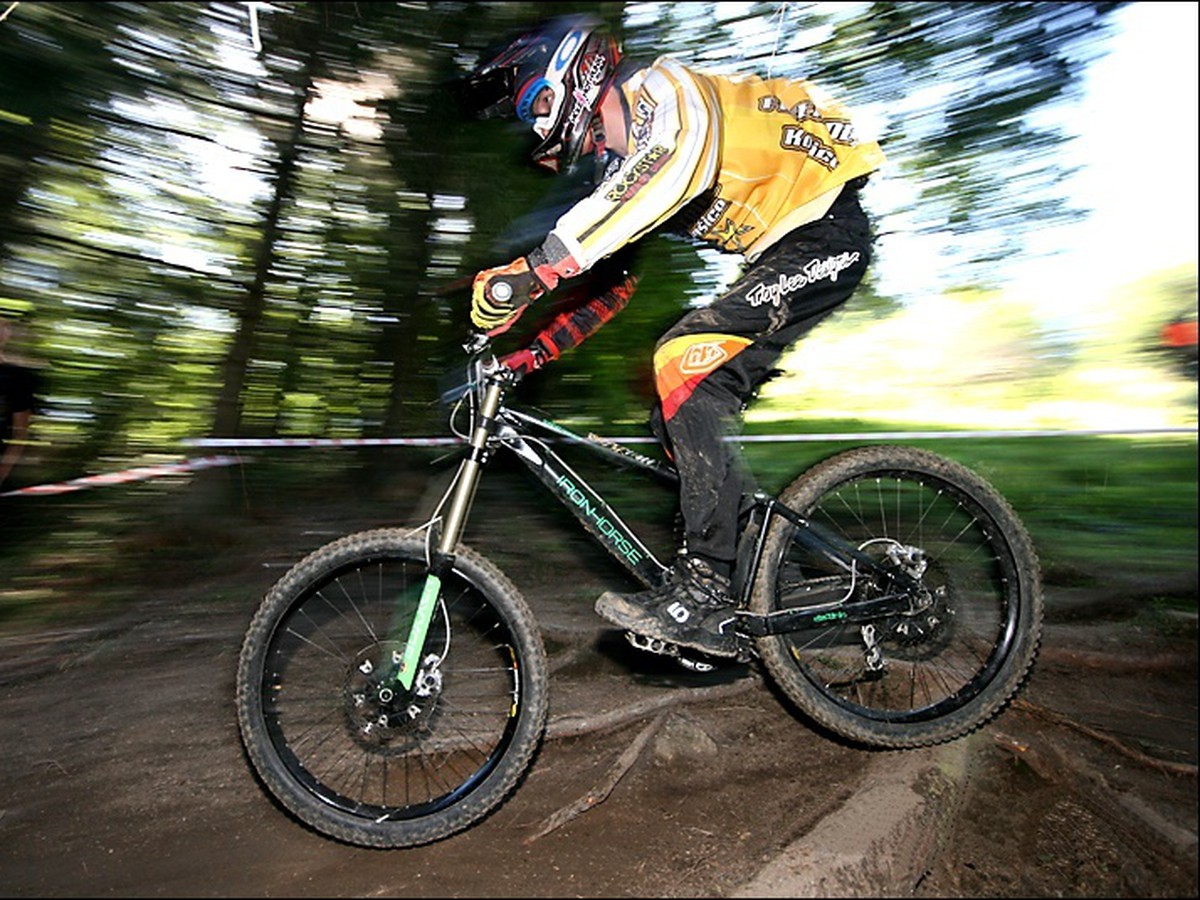Bicyklista v lese