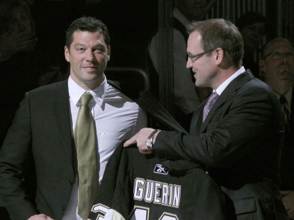 Bill Guerin (vľavo) počas ceremónie v Pittsburghu
