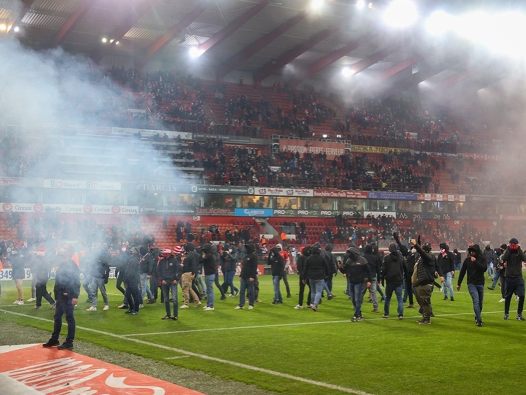 Nedeľné zápasy belgickej ligy poznačili výtržnosti chuligánov