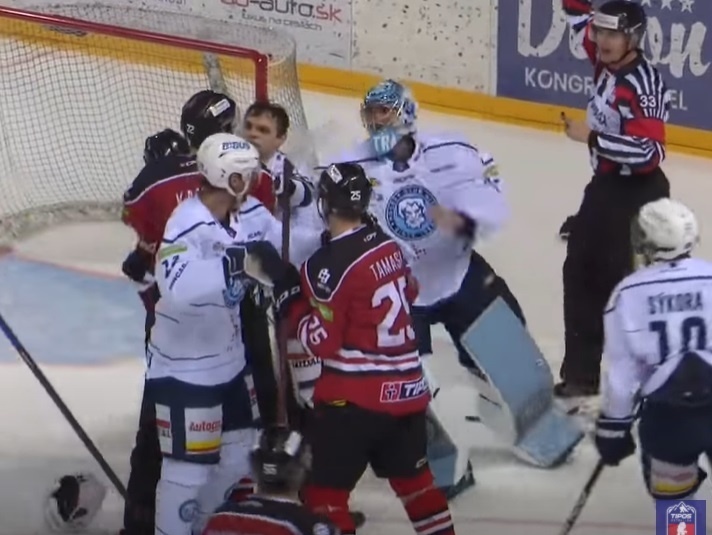 Brankár Nitry Matt O'Connor v šarvátke