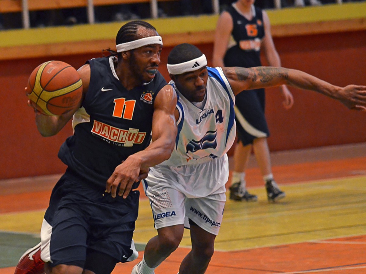 Adam McCoy z BK Žilina a JJ Montgomery z BK SPU Nitra