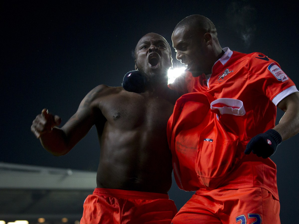 Danny Shittu a Dany N'Guessan oslavujú postupový gól do siete Blackburnu