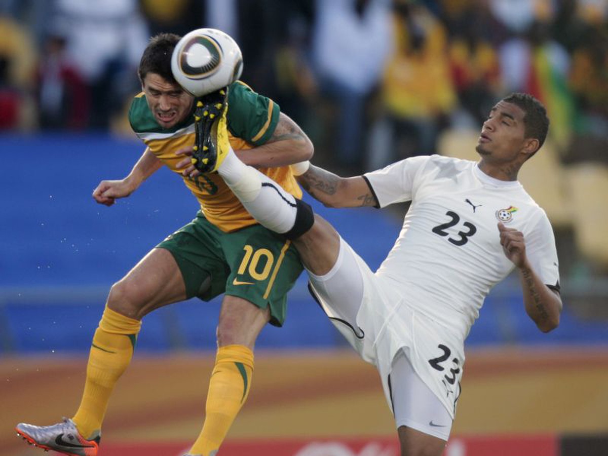 Kewell a Boateng v tvrdom súboji
