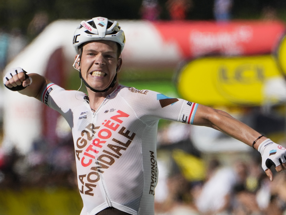 Luxemburský cyklista Bob Jungels oslavuje v cieli