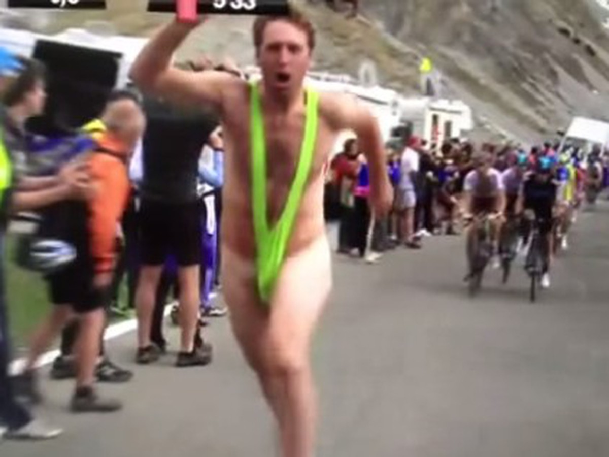 Fanúšik cyklistiky v plavkách mankini